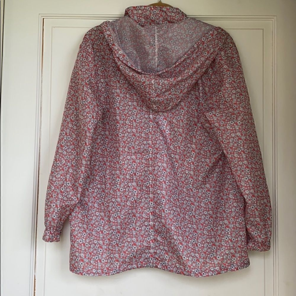 Pretty And Lightweight Water Resistant And Wind Breaker Jacket - Picture 5 of 6